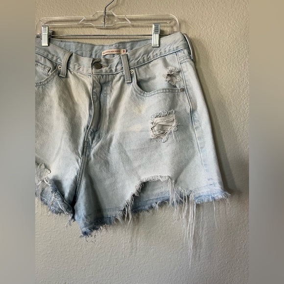Levi’s Light Wash High Waisted Mom Distressed Jean Shorts Women’s Size 31/12 - Picture 5 of 14